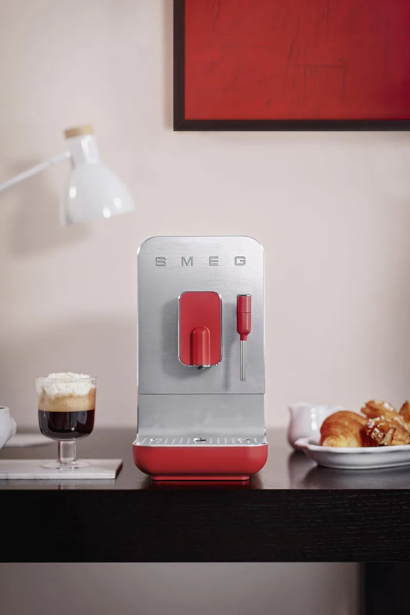 Smeg, Kaffeevollautomat mit Dampffunktion BCC02RDMEU, Dampfdüse, integriertes Mahlwerk, Thermoblocksystem, 1,4 l Tank, 19 Bar Pumpendruck, Kompaktmessungen, 1350W, Rot