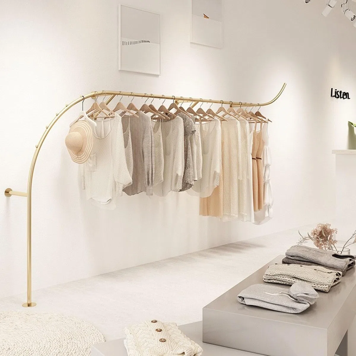 Robustes goldfarbenes Wandregal für Boutiquen, kreatives Bogen-Design, Kleiderstange für Einzelhandel und gewerbliche Nutzung, perfekt für Kleidungsvitrine (350 cm)
